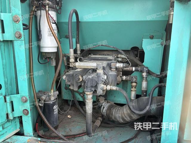 液压泵舱室正面整体（整机外观）