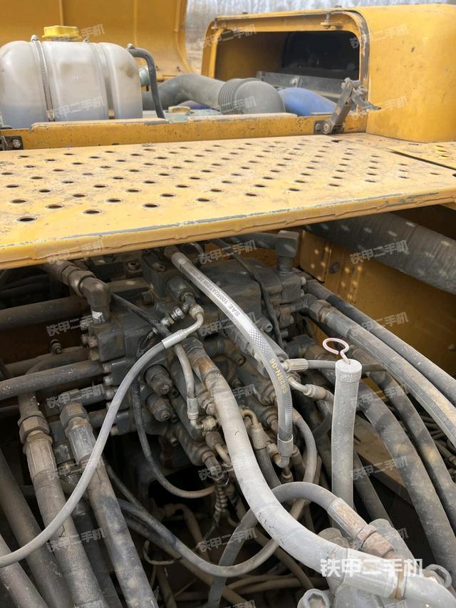 回转马达和主控阀（整机外观）