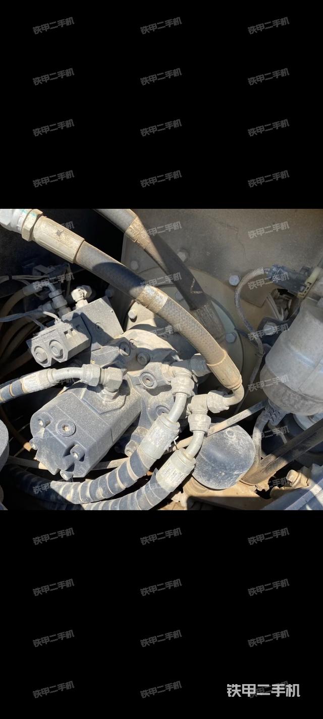 液压泵舱室正面整体（整机外观）