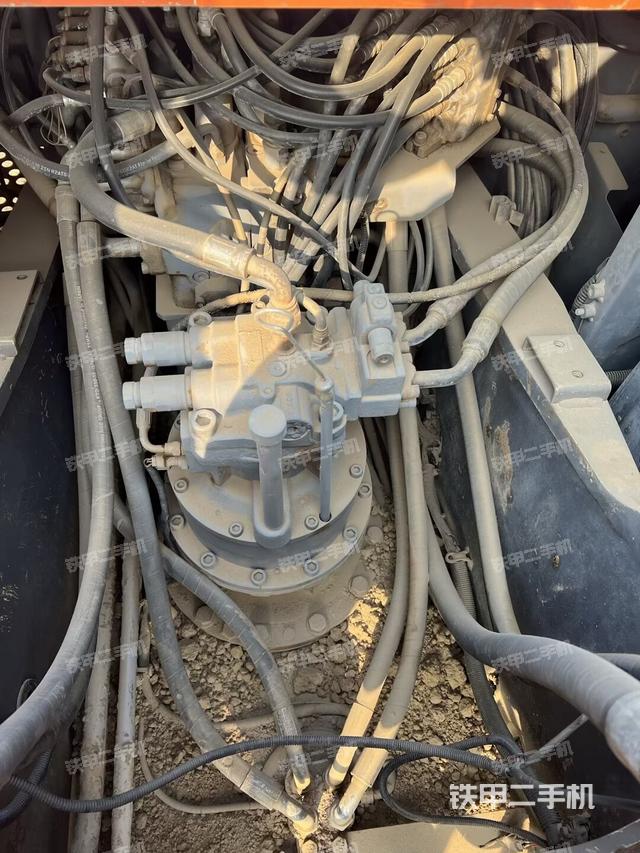 回轉(zhuǎn)馬達(dá)和主控閥（整機(jī)外觀）