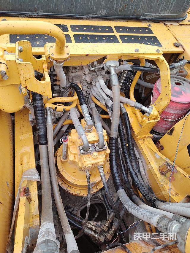 回转马达和主控阀（整机外观）