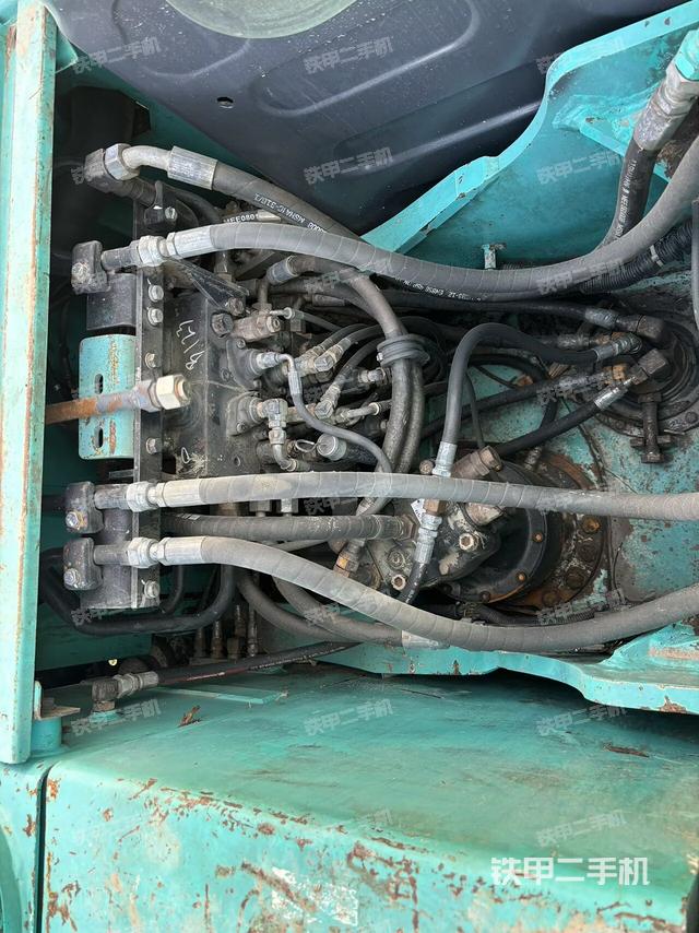 回转马达和主控阀（整机外观）