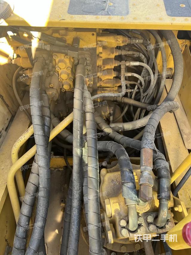 回转马达和主控阀（整机外观）