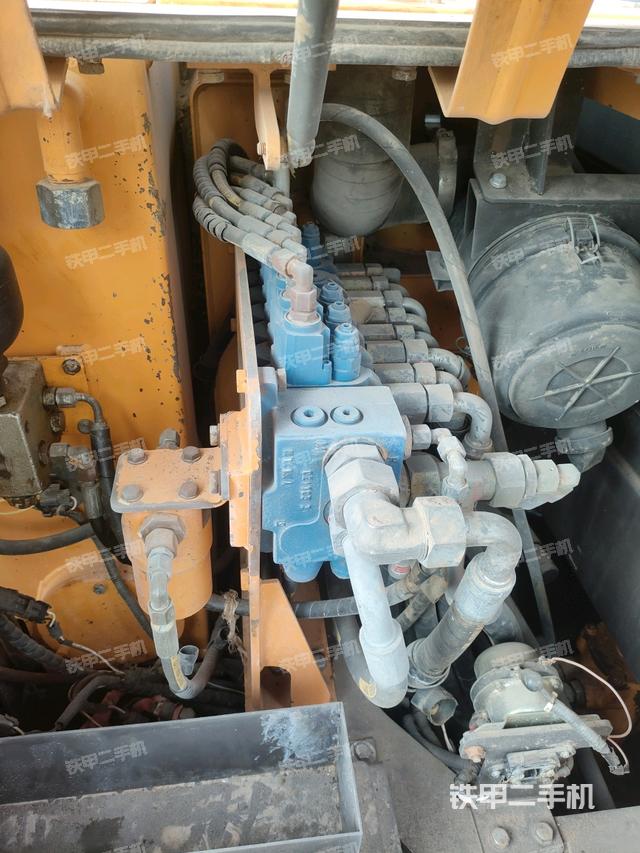 回转马达和主控阀（整机外观）