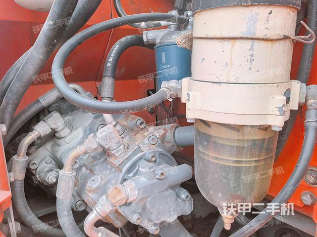 液压泵舱室正面整体（整机外观）