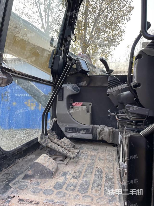 驾驶室顶部（整机外观）