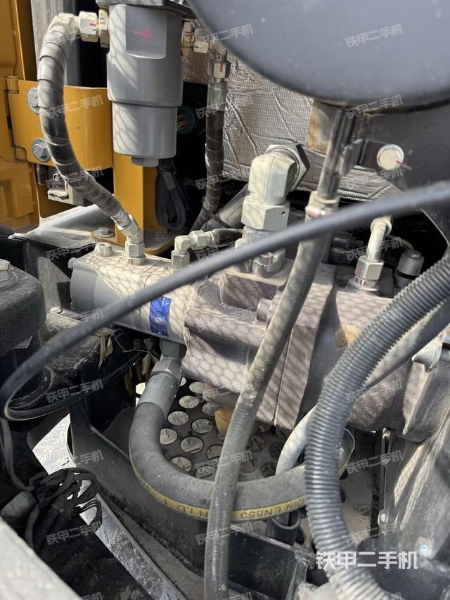 液压泵舱室正面整体（整机外观）