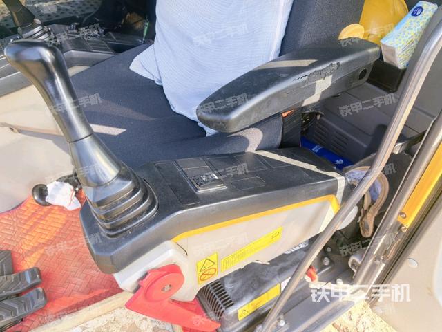 座椅左侧控制台/音响/含左手柄（驾驶室部分）