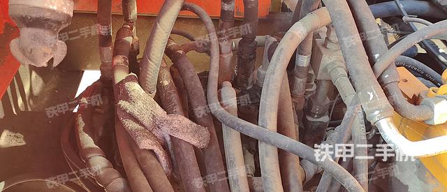 液压泵舱室正面整体（整机外观）