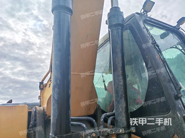 大臂油缸整体 竖拍（工作和回转装置）