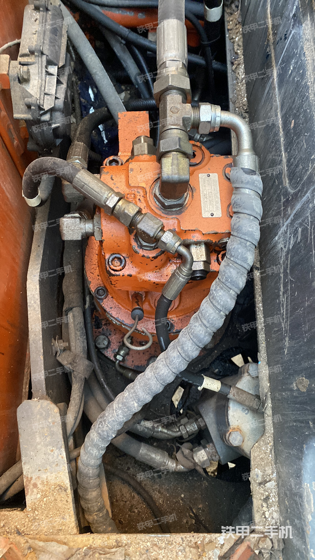 回轉(zhuǎn)馬達(dá)和主控閥（整機(jī)外觀）