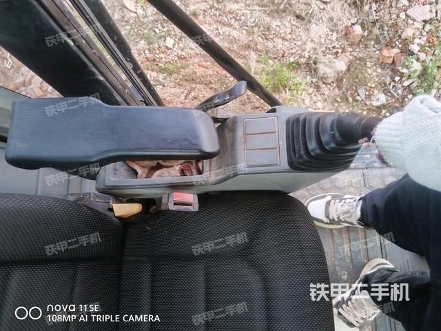 行走控制手柄和踏板 俯拍（驾驶室部分）