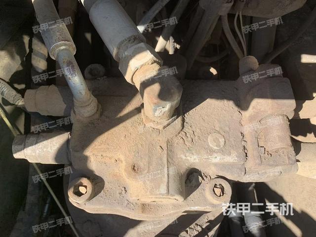 液压泵舱室正面整体（整机外观）