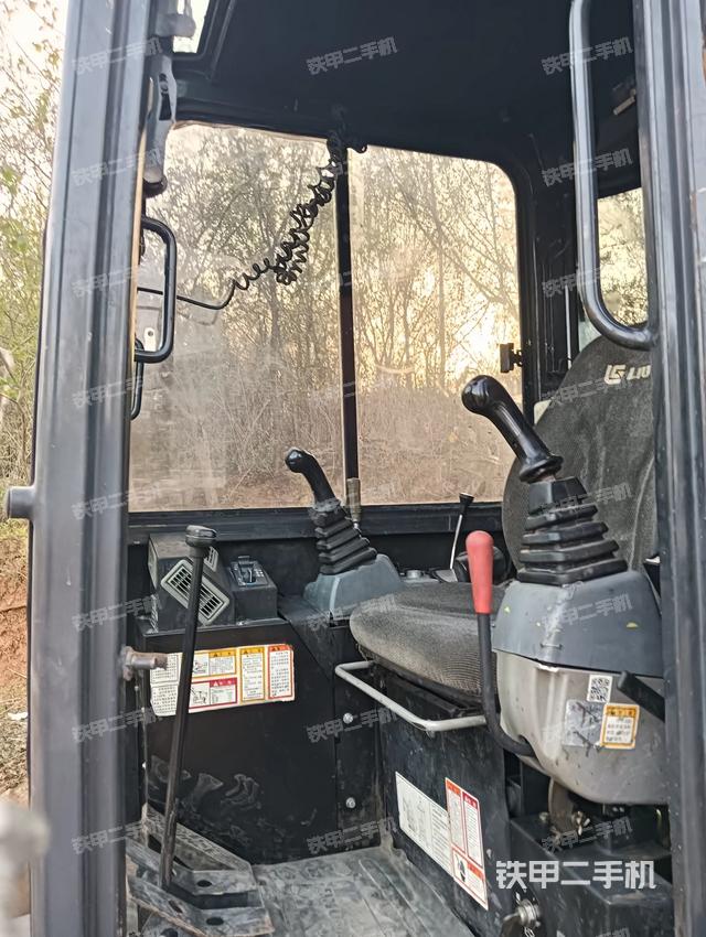 驾驶室顶部（整机外观）