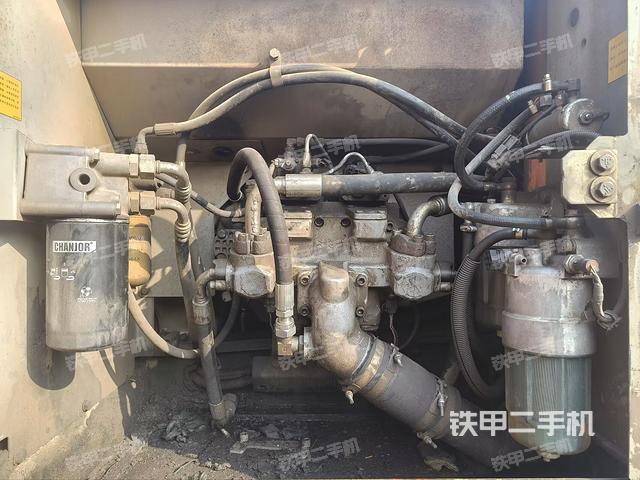 液壓泵艙室正面整體（整機(jī)外觀）