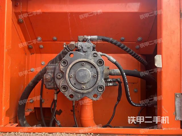 液压泵舱室正面整体（整机外观）