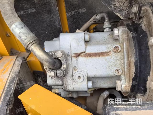 液压泵舱室正面整体（整机外观）