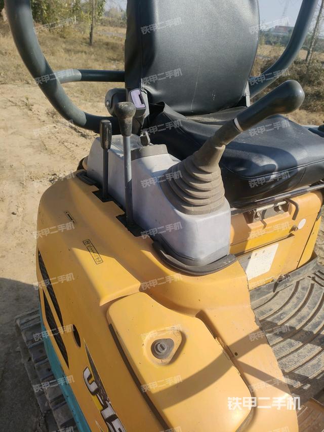 回转马达和主控阀（整机外观）