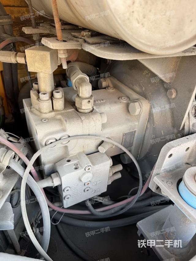 液压泵舱室正面整体（整机外观）