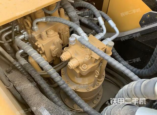 回轉(zhuǎn)馬達(dá)和主控閥（整機(jī)外觀）