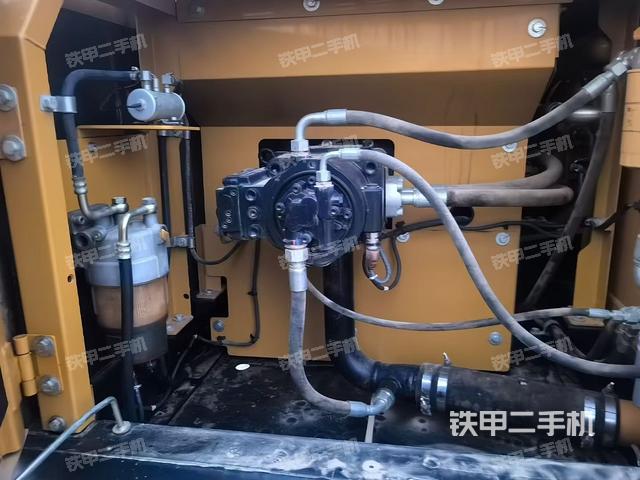 液壓泵艙室正面整體（整機外觀）