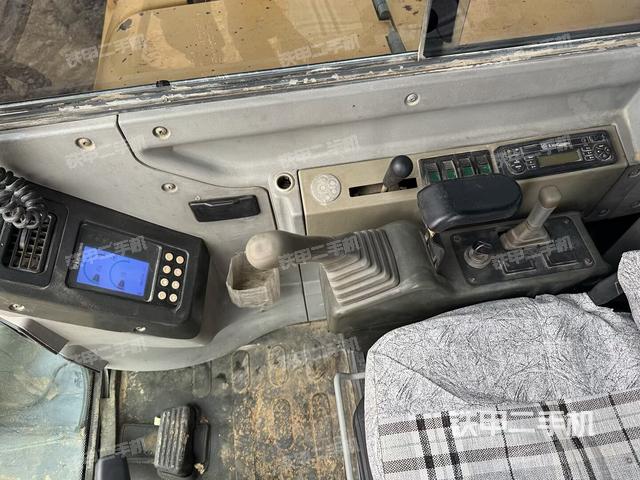 回转马达和主控阀（整机外观）