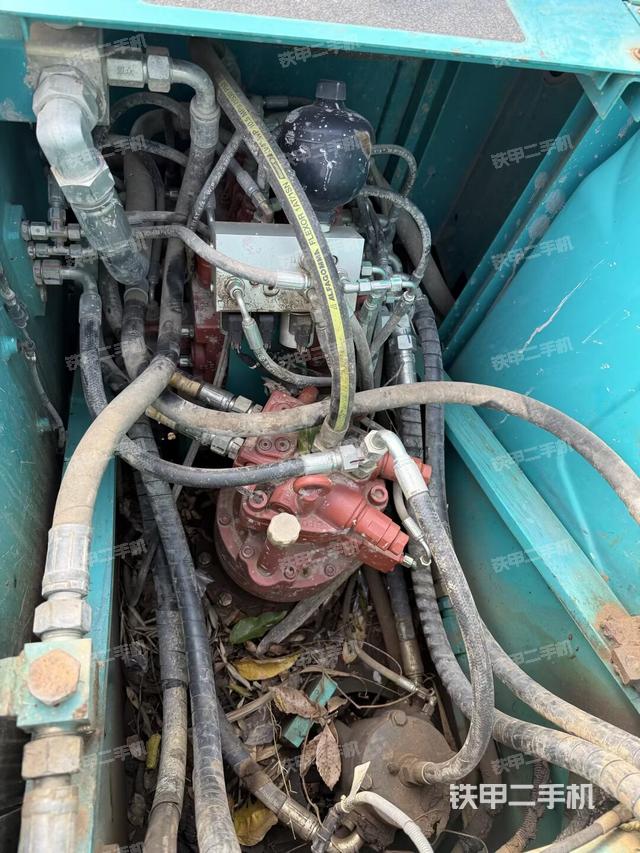 回转马达和主控阀（整机外观）