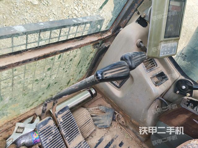 行走控制手柄和踏板 俯拍（驾驶室部分）