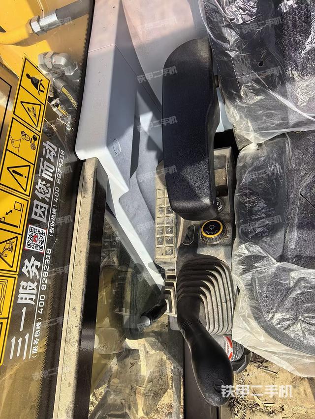 座椅右侧控制台/钥匙门/油门/含右手柄（驾驶室部分）