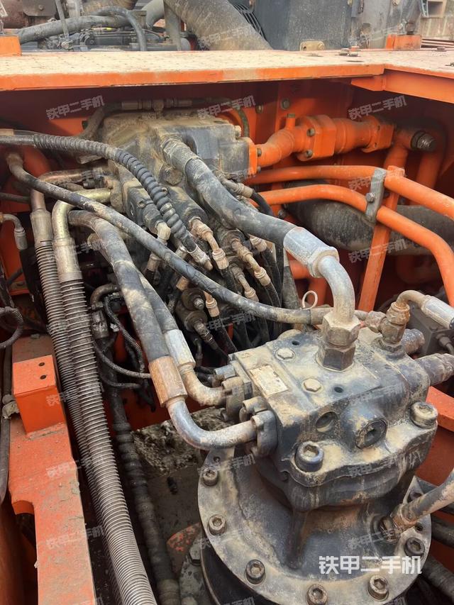 回转马达和主控阀（整机外观）