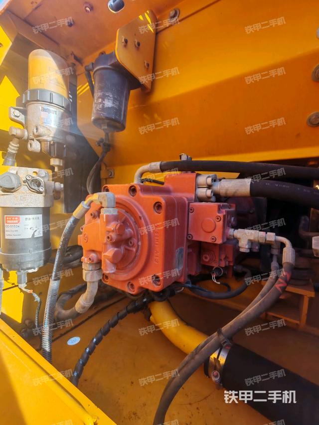 液壓泵艙室正面整體（整機外觀）