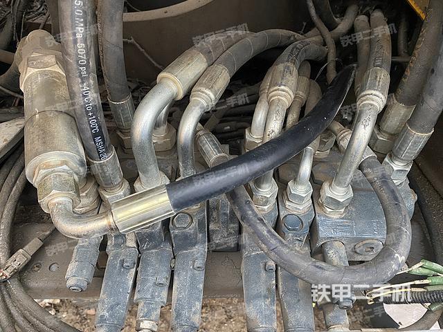 液压泵舱室正面整体（整机外观）