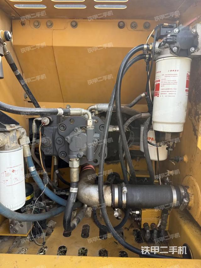 液压泵舱室正面整体（整机外观）