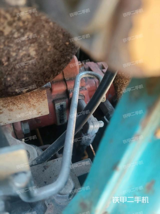 液压泵舱室正面整体（整机外观）