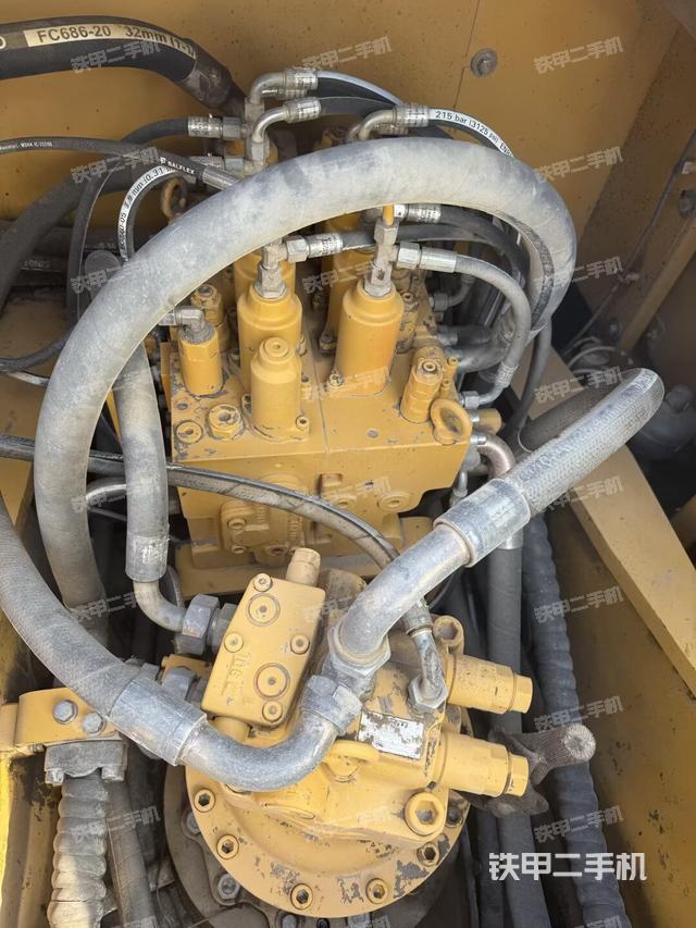 回转马达和主控阀（整机外观）