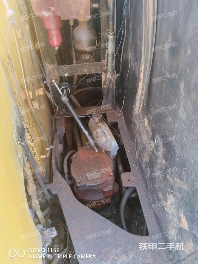 回轉(zhuǎn)馬達(dá)和主控閥（整機(jī)外觀）