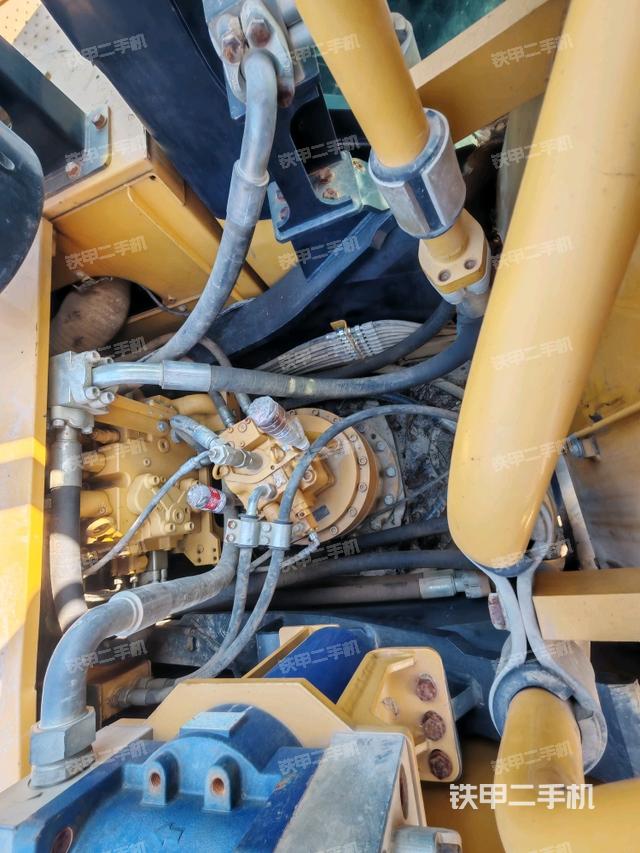 回转马达和主控阀（整机外观）