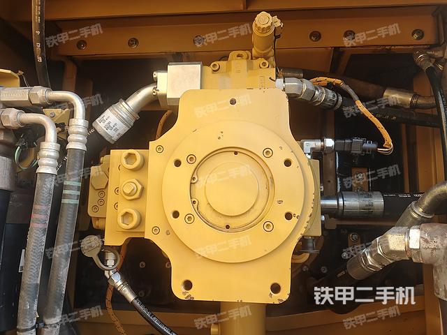 液壓泵艙室正面整體（整機外觀）