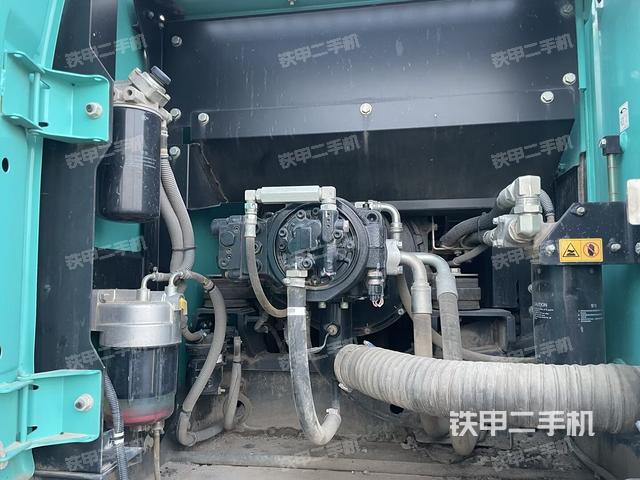 液压泵舱室正面整体（整机外观）