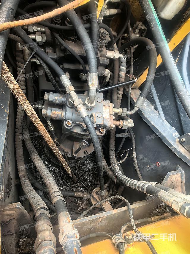 回转马达和主控阀（整机外观）