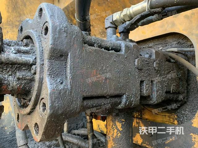 液压泵舱室正面整体（整机外观）
