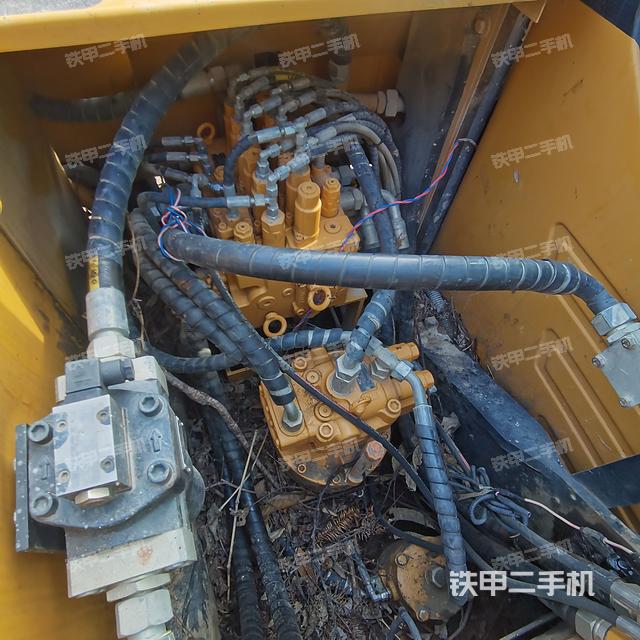 回轉(zhuǎn)馬達(dá)和主控閥（整機(jī)外觀）