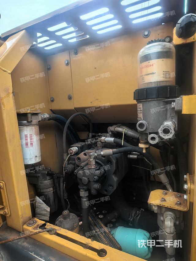 液压泵舱室正面整体（整机外观）