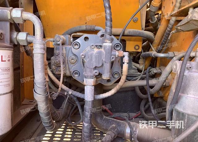 液压泵舱室正面整体（整机外观）