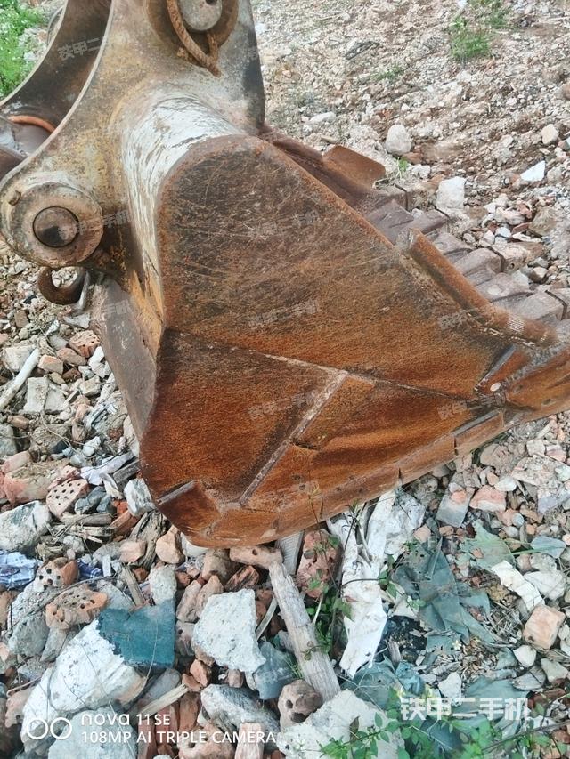 大臂油缸整体 竖拍（工作和回转装置）