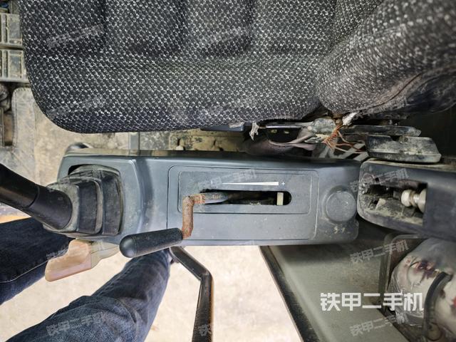 座椅左侧控制台/音响/含左手柄（驾驶室部分）