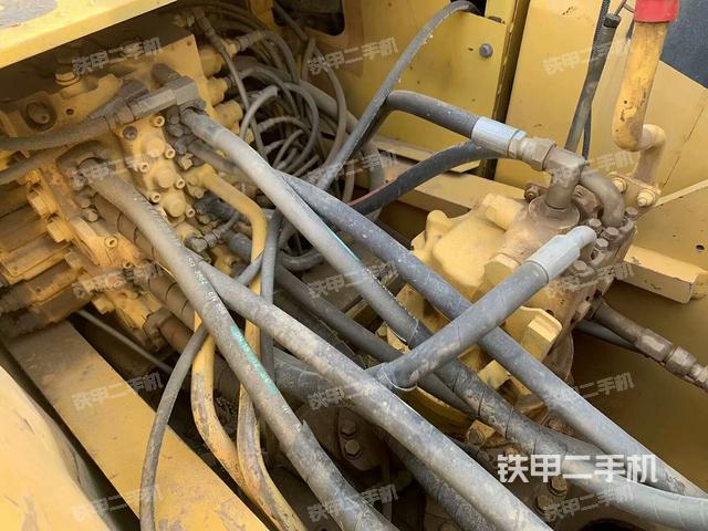 回轉(zhuǎn)馬達(dá)和主控閥（整機(jī)外觀）