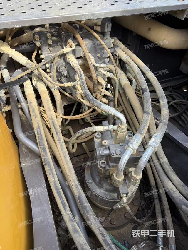 回轉(zhuǎn)馬達(dá)和主控閥（整機(jī)外觀）