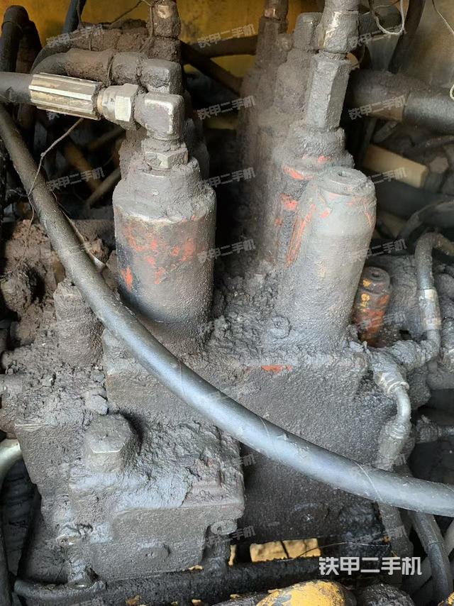 回转马达和主控阀（整机外观）