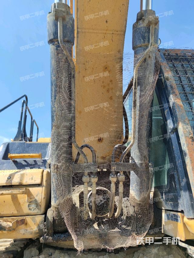 大臂油缸整体 竖拍（工作和回转装置）